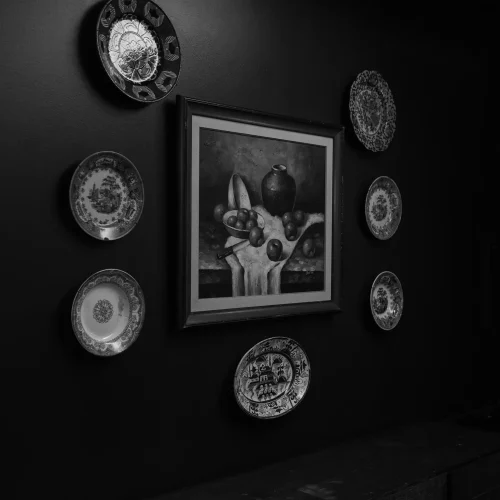 Tela e pratos pintados à mão